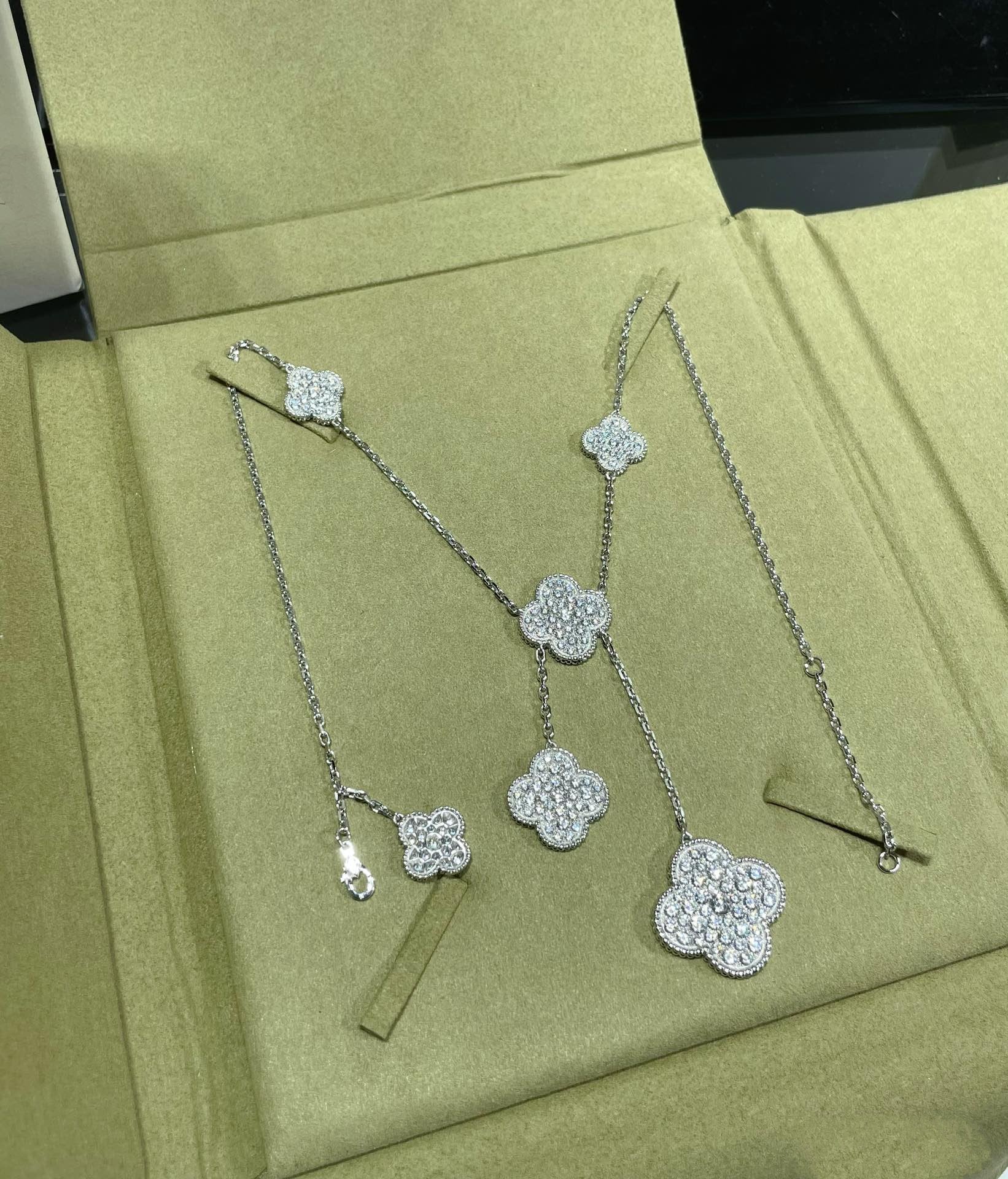 ¡®Loco¡¯CLOVER 6 MOTIF DIAMOND PAVED NECKLACE