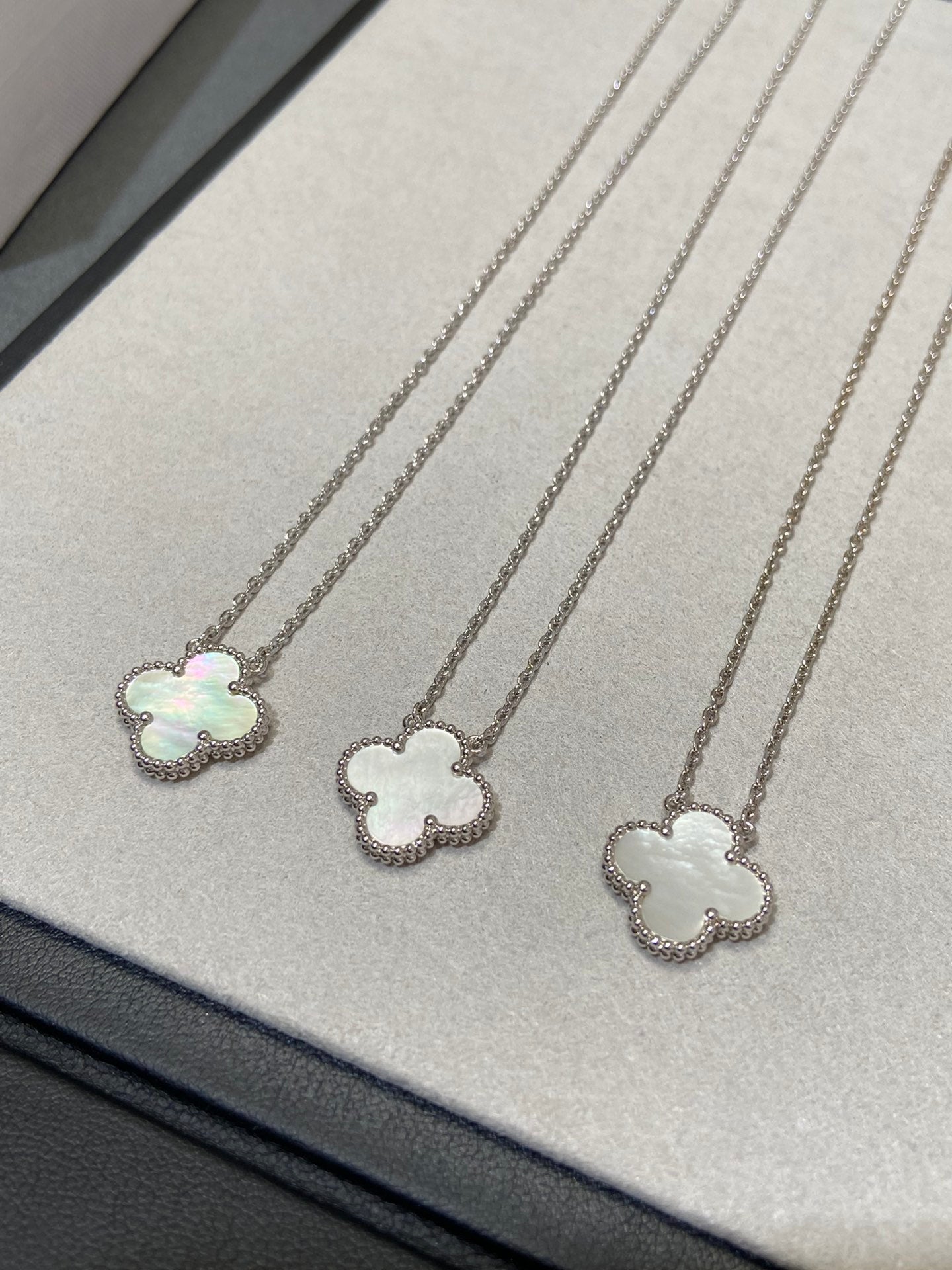 ¡®Loco¡¯CLOVER MEDIUM SILVER WHITE MOP NECKLACE