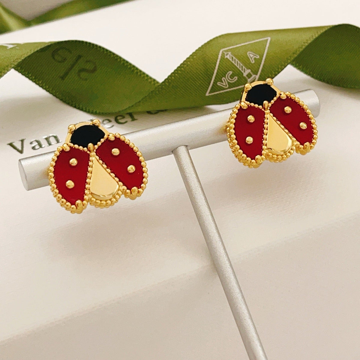 Loco LUCKY LADYBUG イヤリング