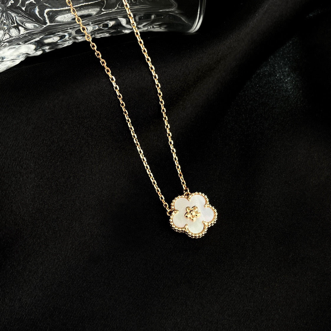¡®Loco¡¯LUCKY  WHITE MOP  PLUM BLOSSOM NECKLACE