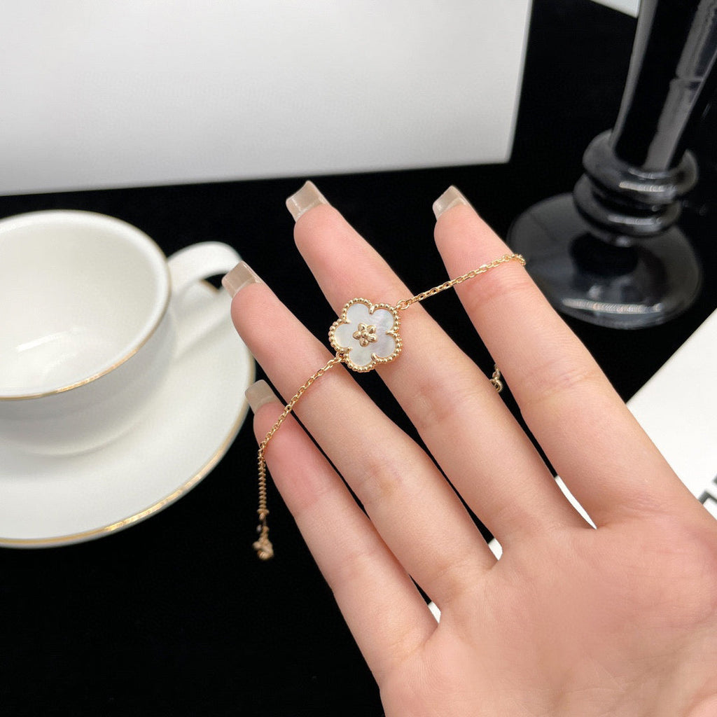 ¡®Loco¡¯LUCKY WHITE MOP PLUM BLOSSOM  BRACELET