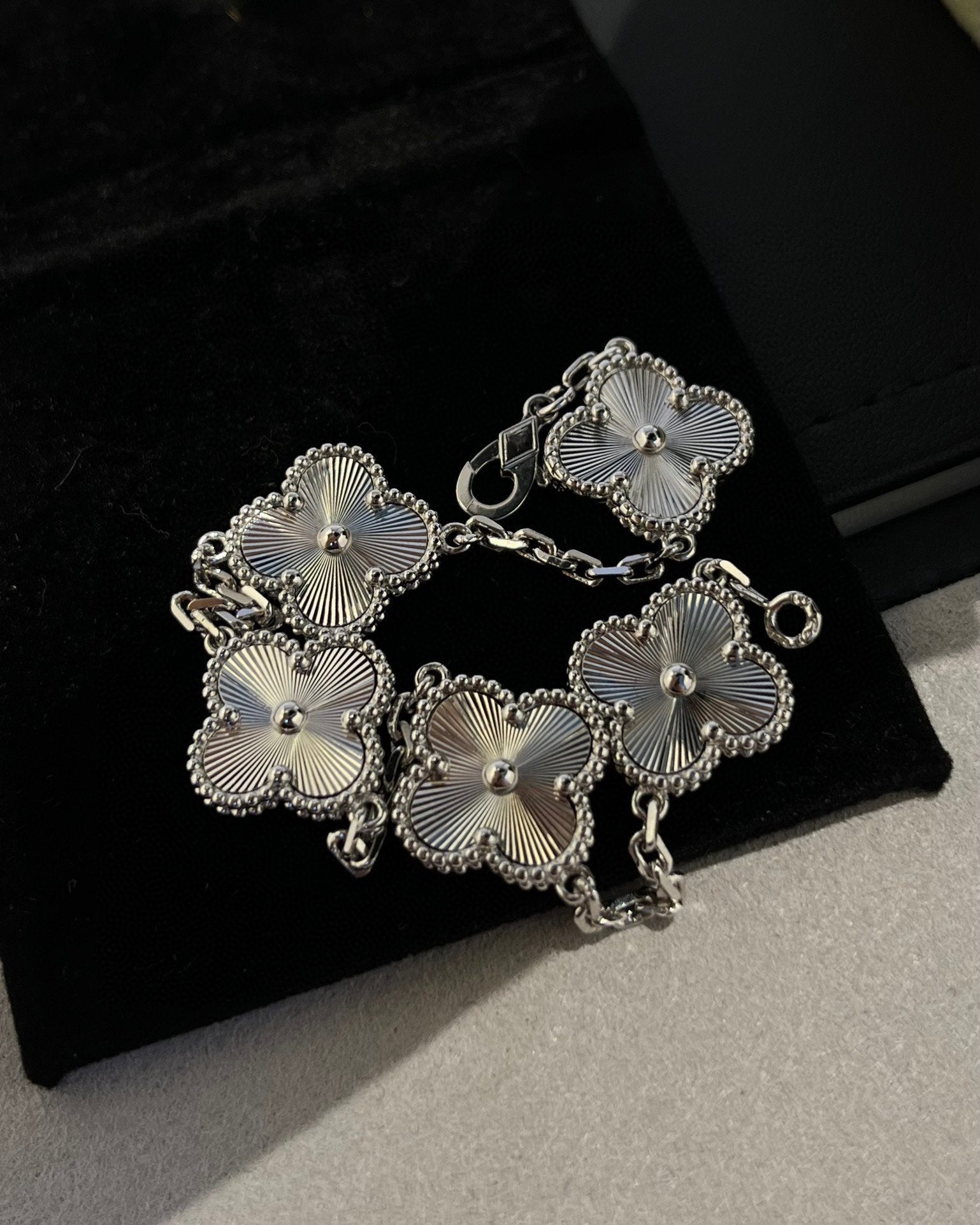 [Loco]New  CLOVER 5 MOTIF LASER BRACELET COLLECTION